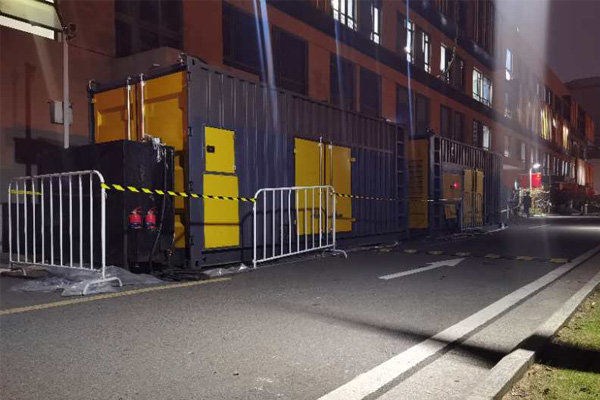 盘县柴油发电机组的输出电压是如何调节的？